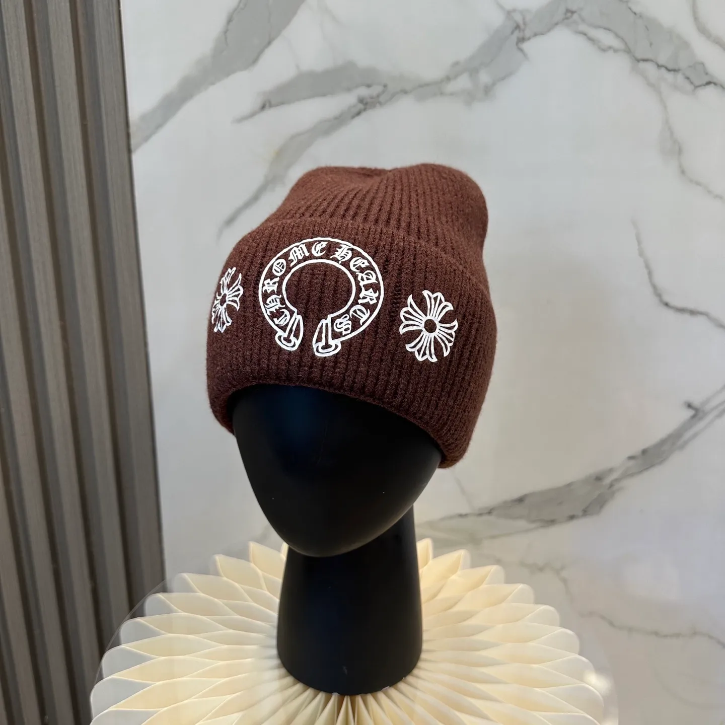 P50 🤍Chrome hearts new autumn and winter cross knitted hat🧶 One of the must-have hats in autumn and winter~ It really looks good on whoever wears it~, it is also a perfect match in black and white and gray in autumn~
